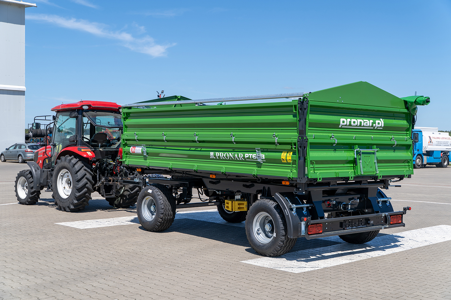 tractor, grüner Anhänger, landwirtschaftlicher Anhänger, metallisch grün, Schwerlastanhänger