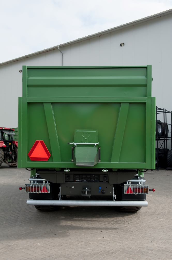 Rückseite Absetzfahrzeug, grüne Mulde, Schwerfahrzeug, dreieckiges Reflektorschild, Rückleuchten