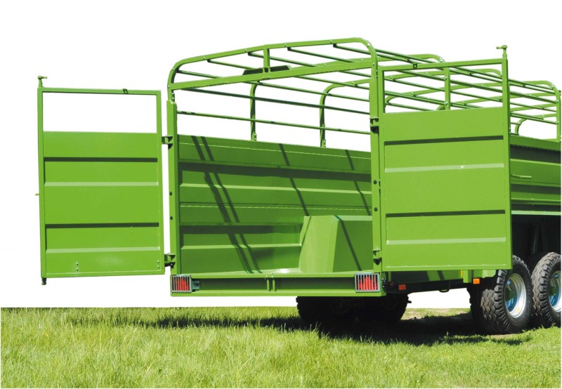 agraranhänger, grüner Anhänger,  Viehtransporter, offene Heckklappe, Grasfeld