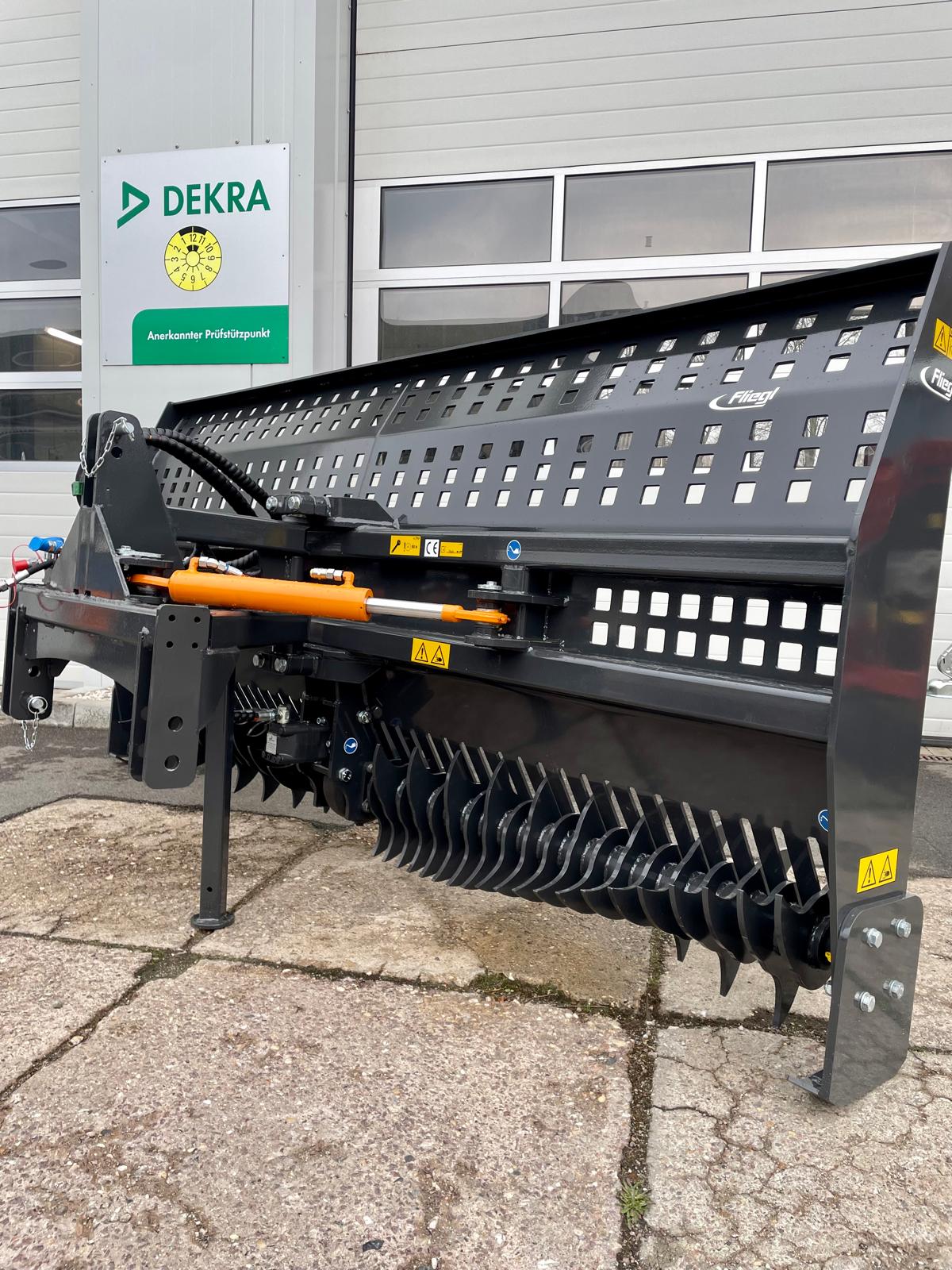 Fliegl Siloschiebeschild mit Rotorverteiler – 3000 mm hydraulisch schwenkbar, Dreipunktaufnahme Kat. 2