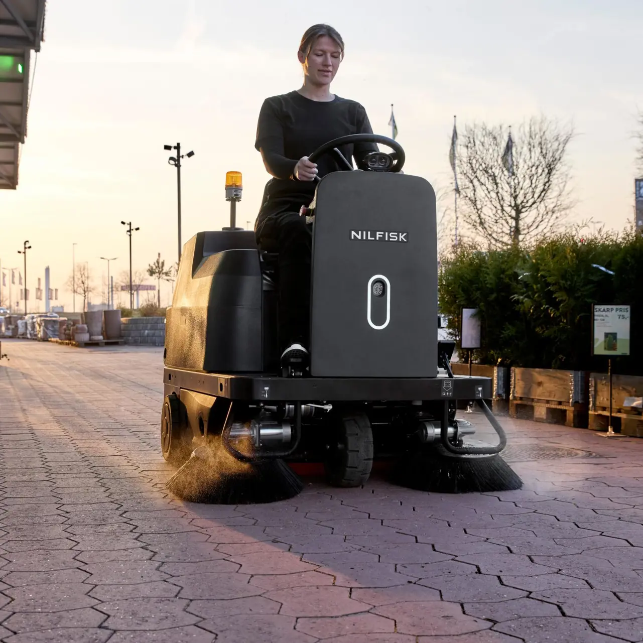 Brander Mietservice für Aufsitz Kehrmaschinen | Industrie-, Gewerbe- & Kommunalkehrmaschinen zur Langzeitmiete | Mindestlaufzeit 12 Monate
