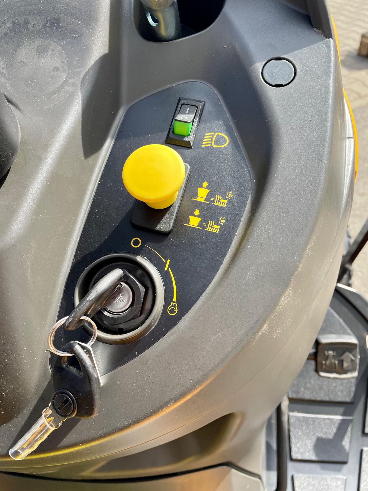 STIGA Allrad-Rasentraktor Estate 9102 WX – 102 cm – 24,7 PS Honda GXV 690 – 4WD – Mulchkit, Anhängerkupplung & Ladegerät