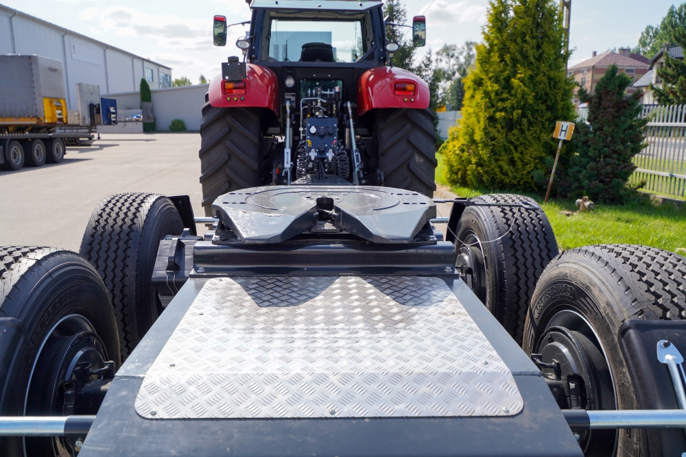 Traktor, Rückansicht, Anhängerkupplung, Diamantplatten, Reifen