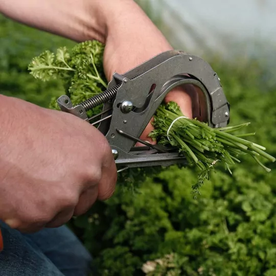 Manual bundling pliers with thread retrieval function