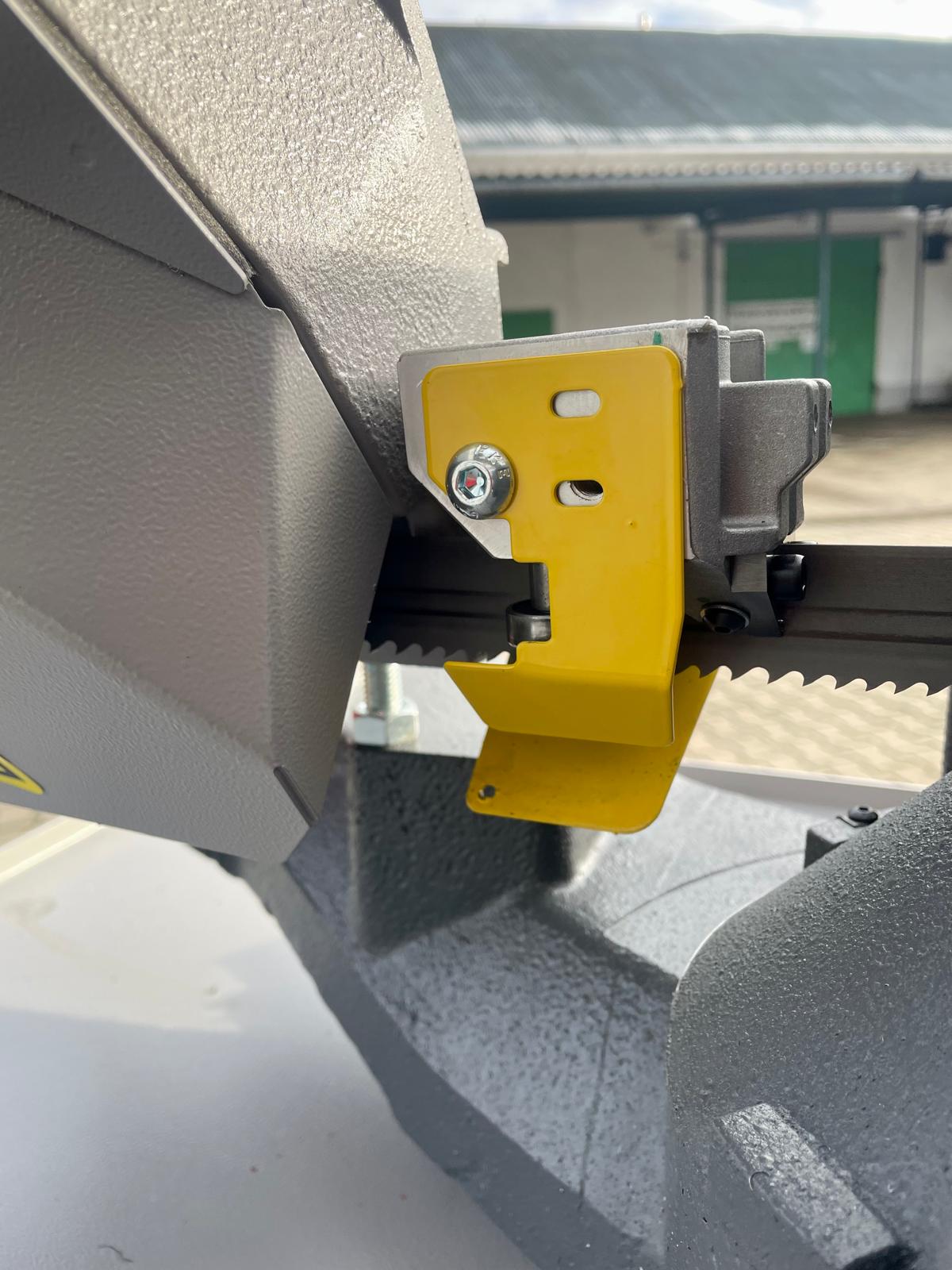 BOMAR BasiCut 275.230 DG – manuelle Metallbandsäge mit stabilem Graugussrahmen, Hartmetall-Sägebandführung und 1.500 W Antrieb