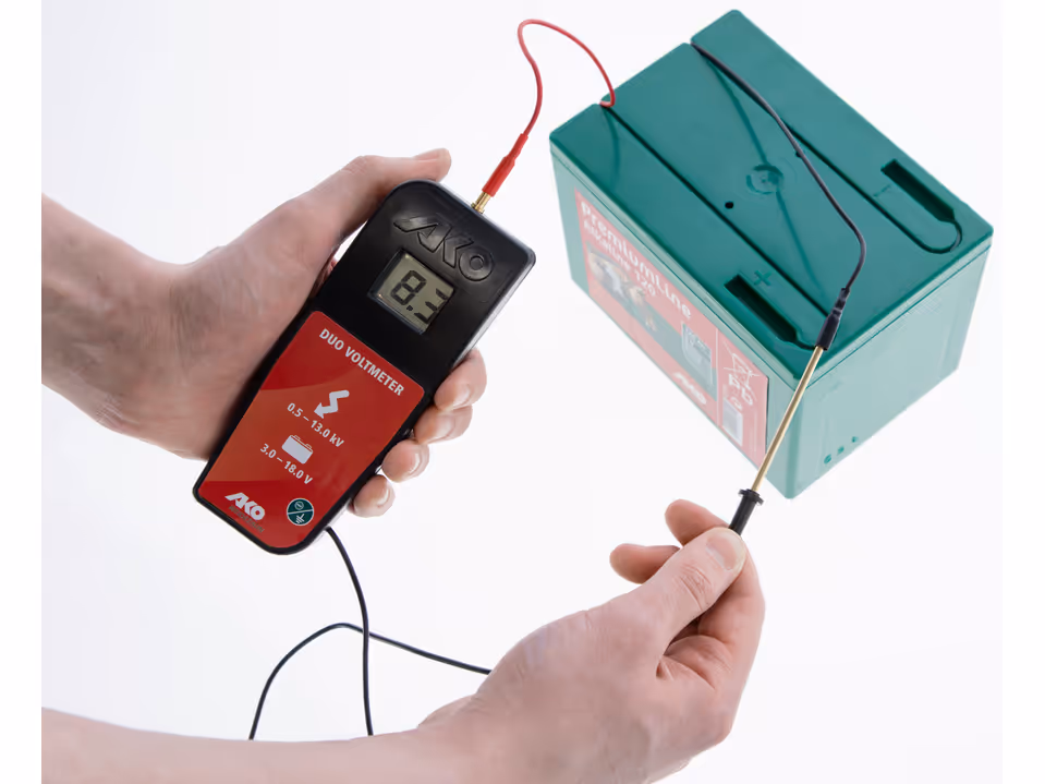 AKO Digital Voltmeter,Mod.2022 inkl. Messung Batteries. 9/12V