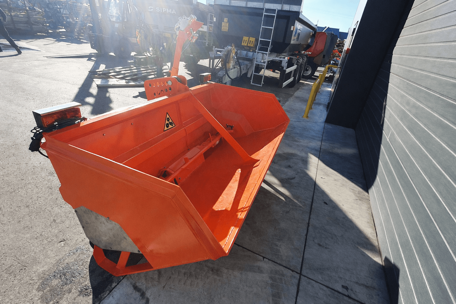 Winter service self-loading spreader 0.8 m³ | Hydraulic | 2–6 m spreading width | Professional spreader