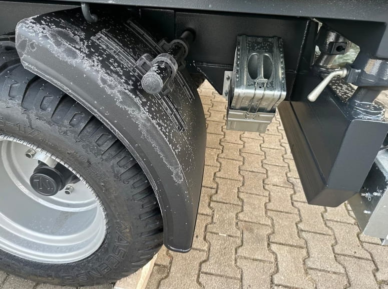 Benne basculante tridirectionnelle à un essieu, essieu tandem de 8 tonnes, 40 km/h – benne de 450 x 220 cm avec équipement complet