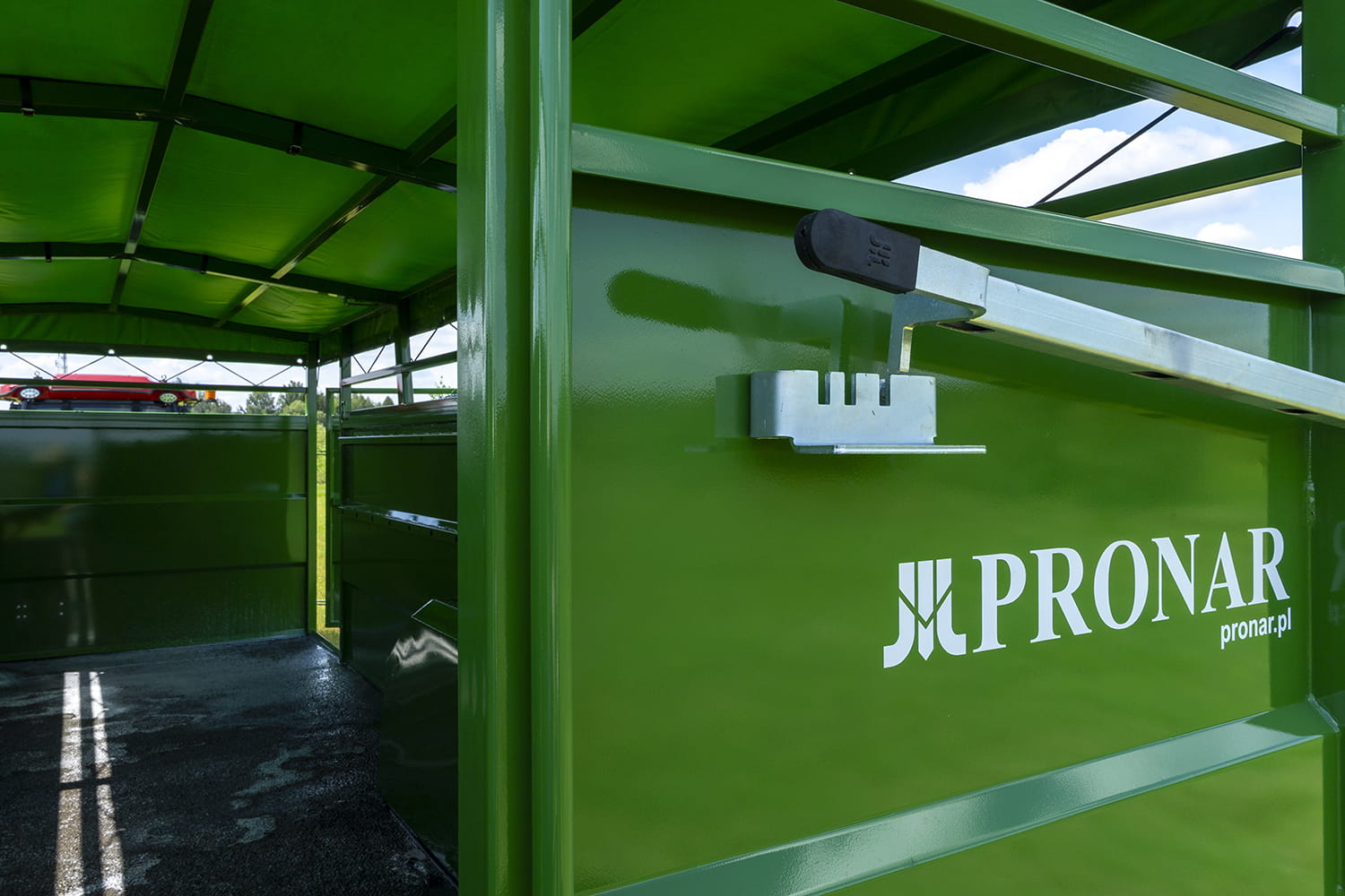 Remorque à bétail Pronar T046H – Abaissement hydraulique | Transport professionnel d'animaux