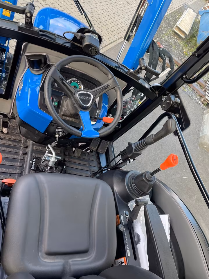 Solis 26 9+9 Traktor mit XXL Kabine & Frontlader | 26 PS Mitsubishi Diesel – Allrad, Servolenkung & Komfort