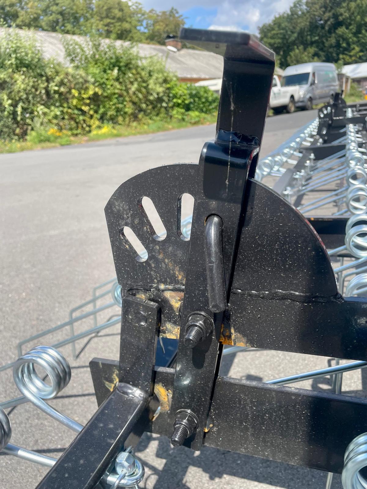 landwirtschaftlicher Anhänger, Klemmvorrichtung, Metallrahmen, Scharnier, Federung