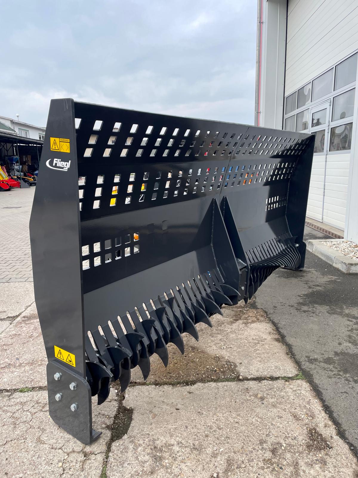 Fliegl Siloschiebeschild mit Rotorverteiler – 3000 mm hydraulisch schwenkbar, Dreipunktaufnahme Kat. 2