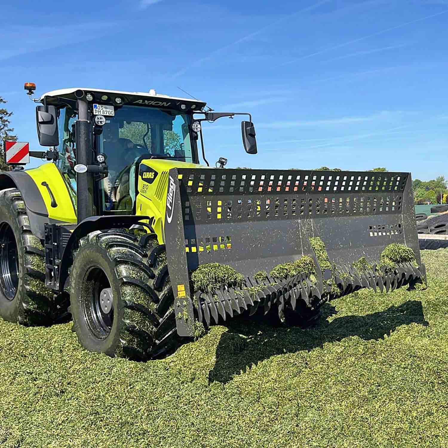 Fliegl Siloschiebeschild mit Rotorverteiler – 3000 mm hydraulisch schwenkbar, Dreipunktaufnahme Kat. 2