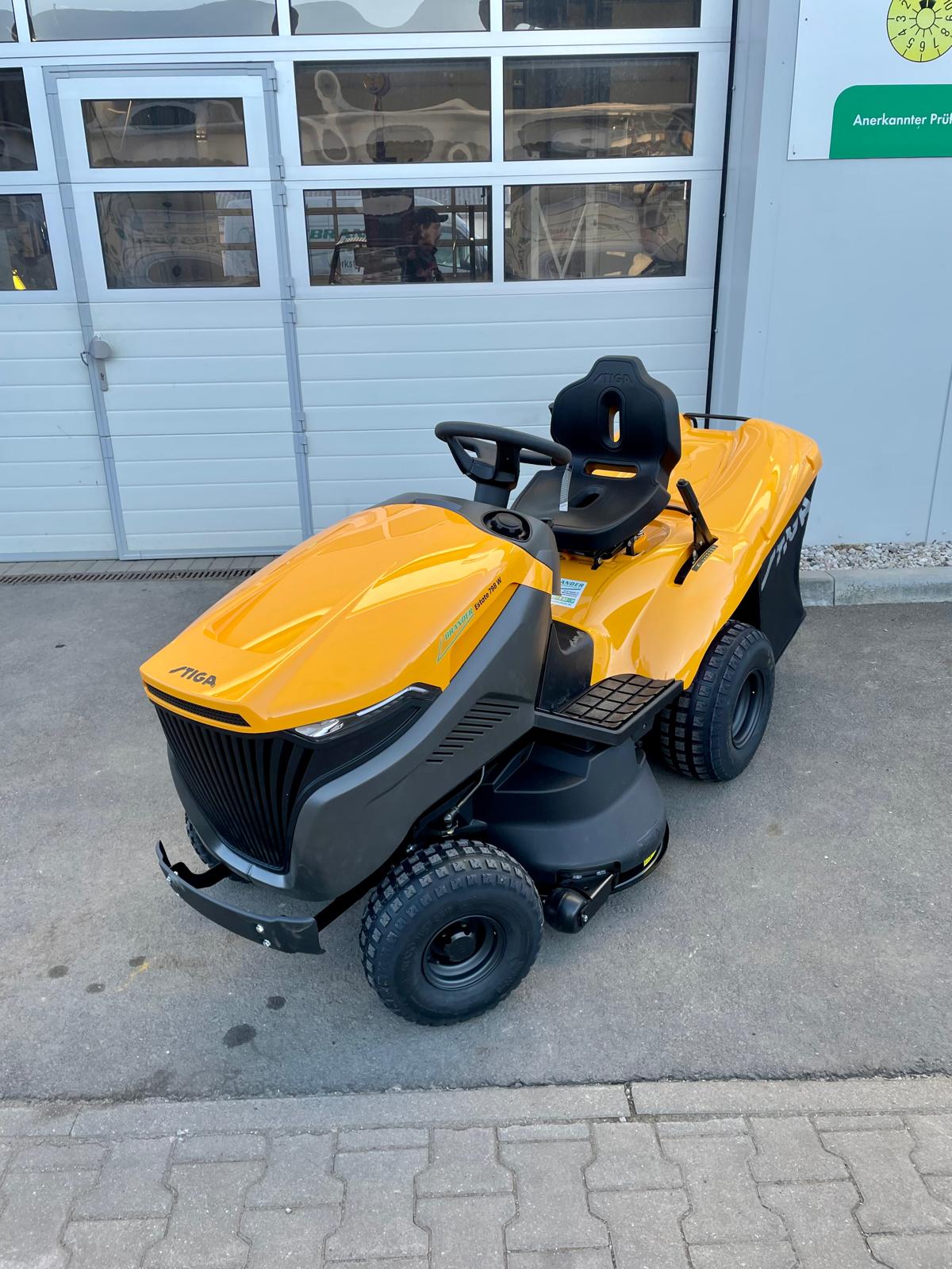 STIGA Rasentraktor Estate 798 W – 98 cm – 20,3 PS – Hydrostat – Mulchkit, Anhängerkupplung & Ladegerät