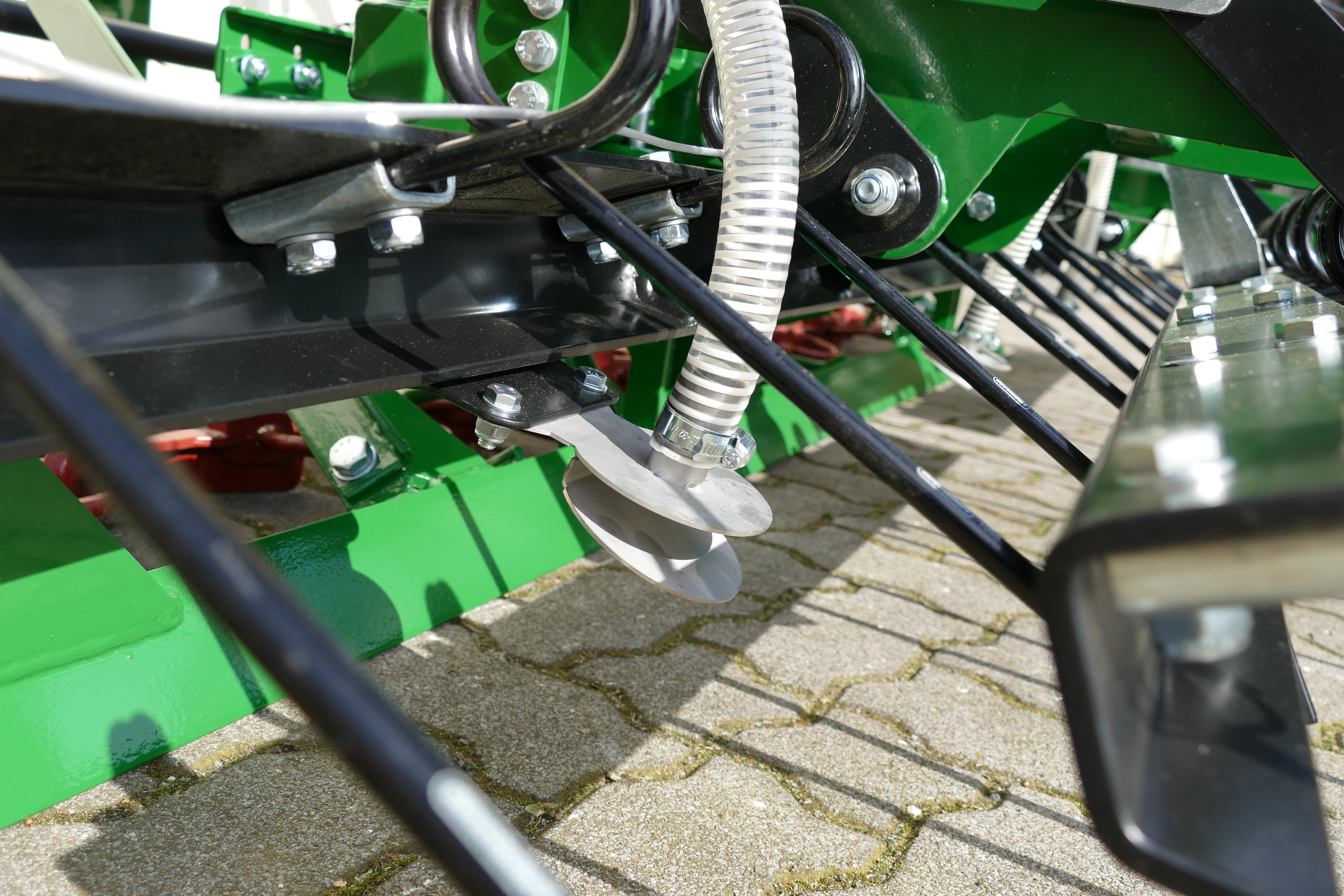 Düvelsdorf Grünlandegge 6m / 4-reihig mit Striegelfeld und Sägerät