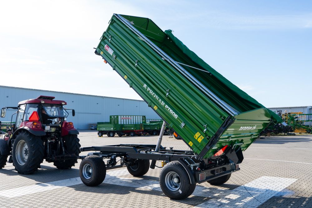 landwirtschaftsanhänger, anhängerkipper, grüner trailer, straßenfähiger kipper, bauernhof equipment