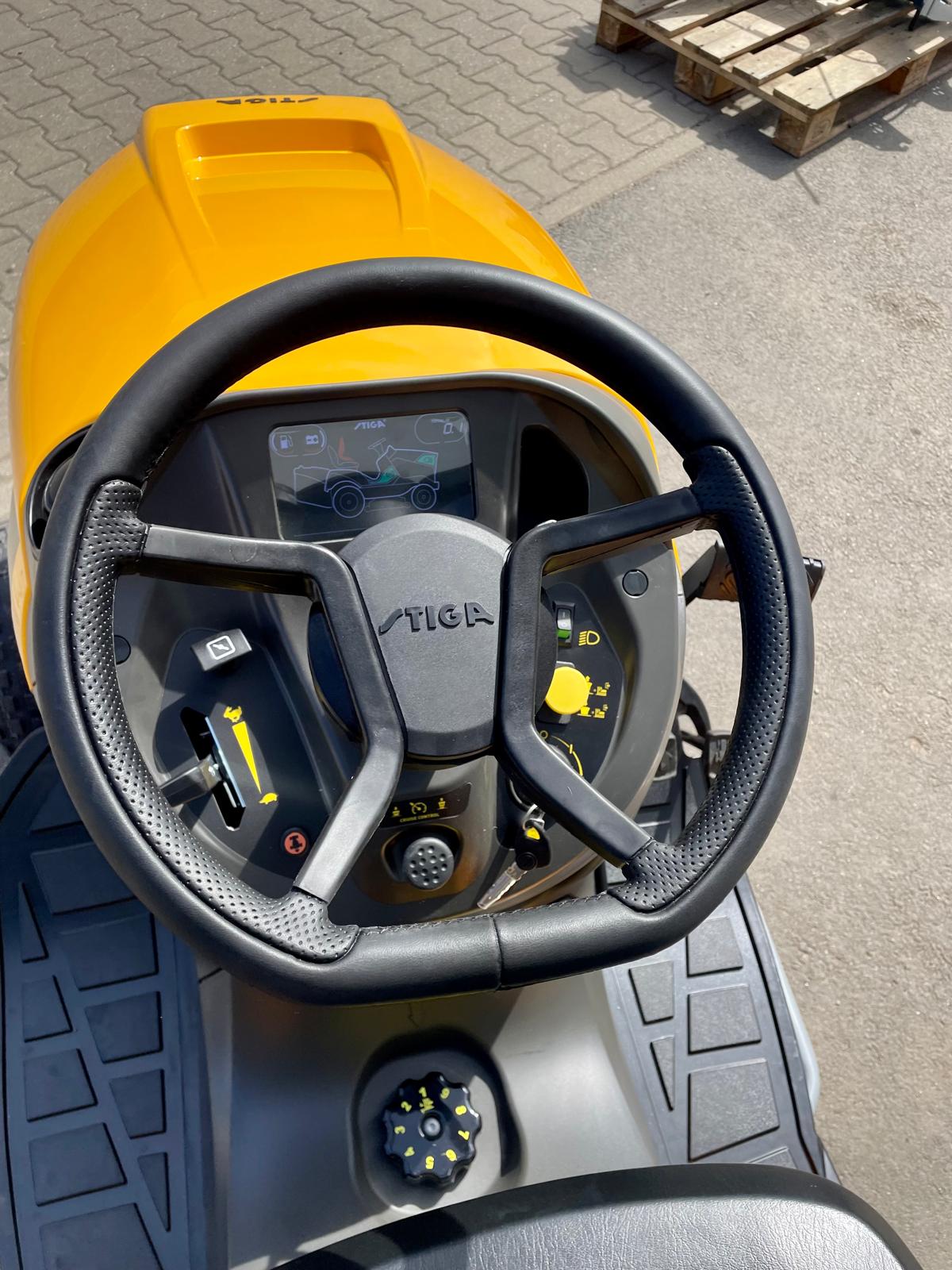 STIGA Allrad-Rasentraktor Estate 9102 WX – 102 cm – 24,7 PS Honda GXV 690 – 4WD – Mulchkit, Anhängerkupplung & Ladegerät