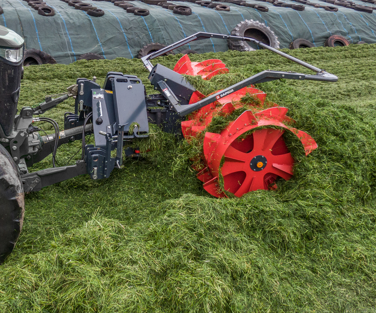 Traktor, Grasmaschinen-Anbau, Rot, Metallteile, Flachsgras-Silage