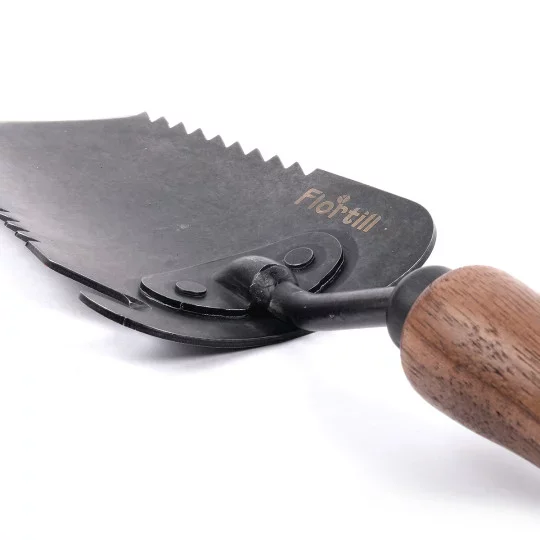 Pflanzkelle mit gezahnter Klinge - aus Stahl mit Walnussholzgriff – Profi-Pflanzkelle für Gemüsebau & Floristik