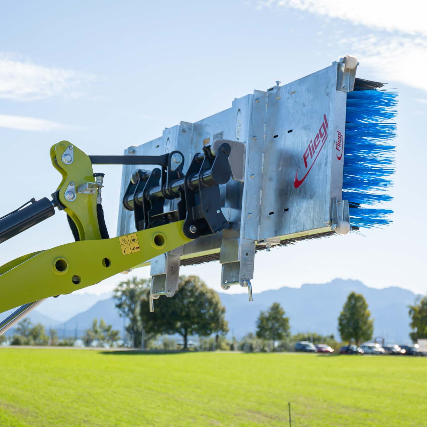 Fliegl Kehrbesen 1500 mm | mit Anfahrtsrollen & Eckbesen | Stapler- & Euronormaufnahme | verzinkt