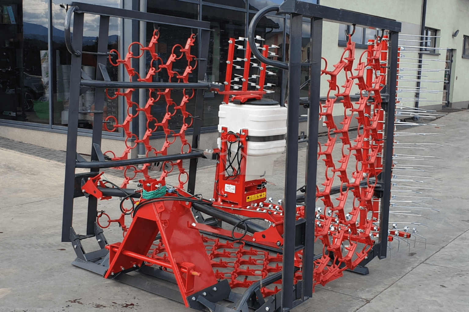 Meadow harrow with tines – Robust grassland maintenance with hydraulic folding function