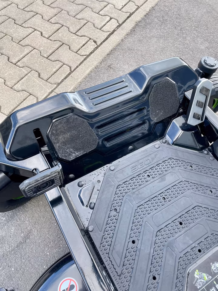 EGO Zero-Turn Battery Ride-on Mower 107 cm with Steering Wheel · Z6 e-Steer™ · KIT