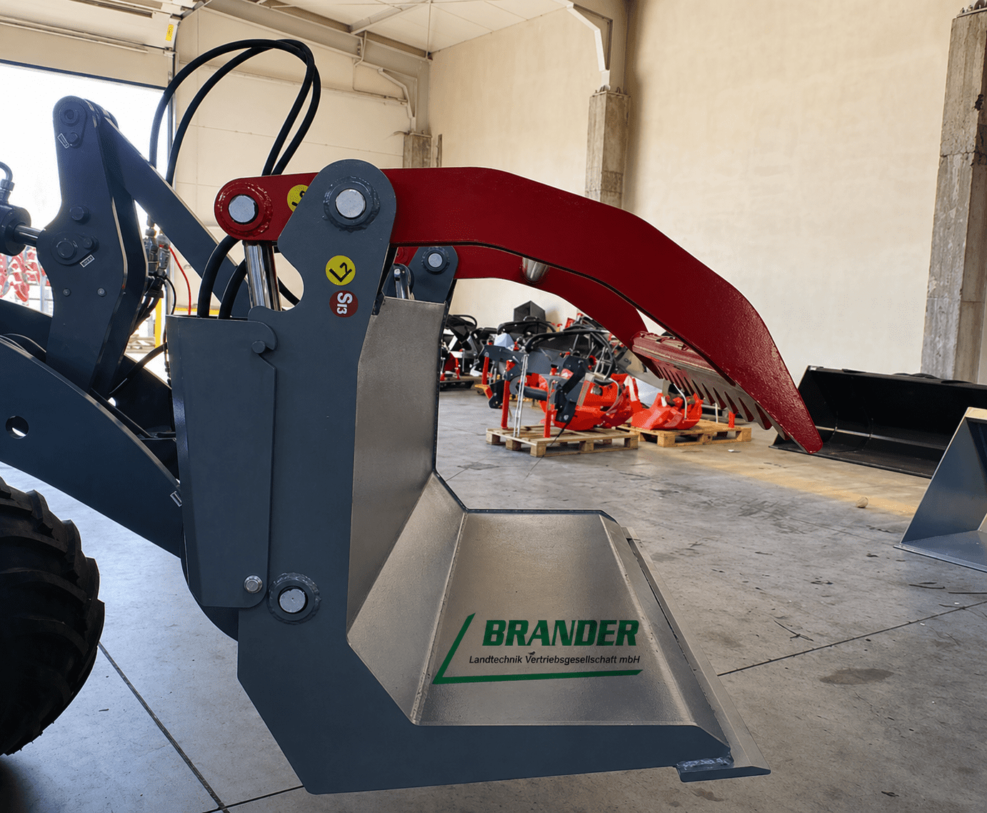 Polterschild 1500 mm mit Niederhalter – Euroaufnahme, robust & pulverbeschichtet