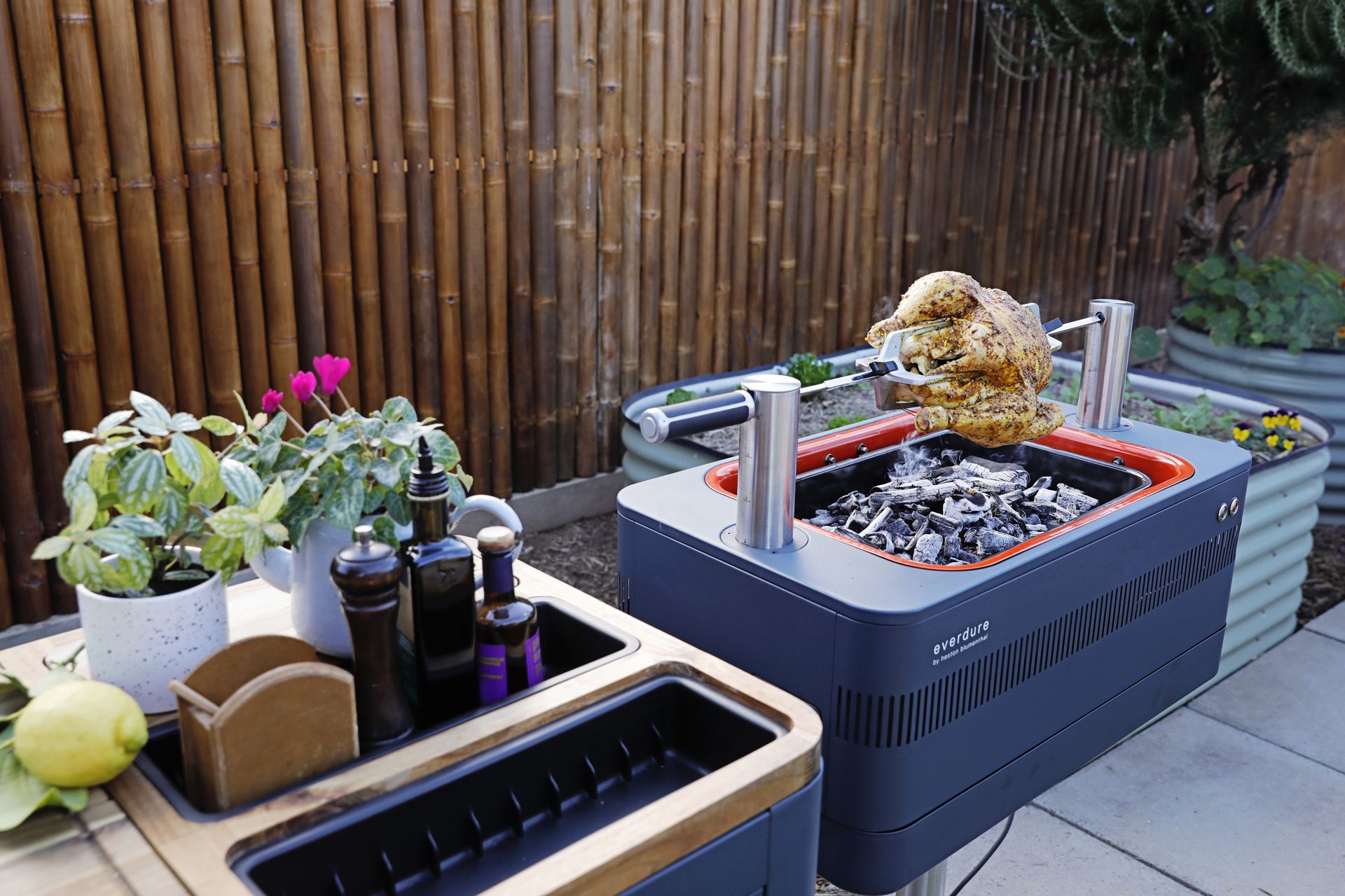 Everdure FUSION Holzkohlegrill mit elektrischem Anzünder & Standfuß