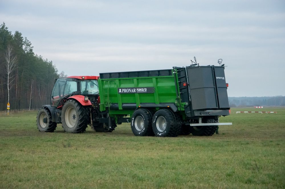 tractor, tractor mit anhänger, grüner anhänger, landwirtschaftliche ausrüstung, feldfahrzeug
