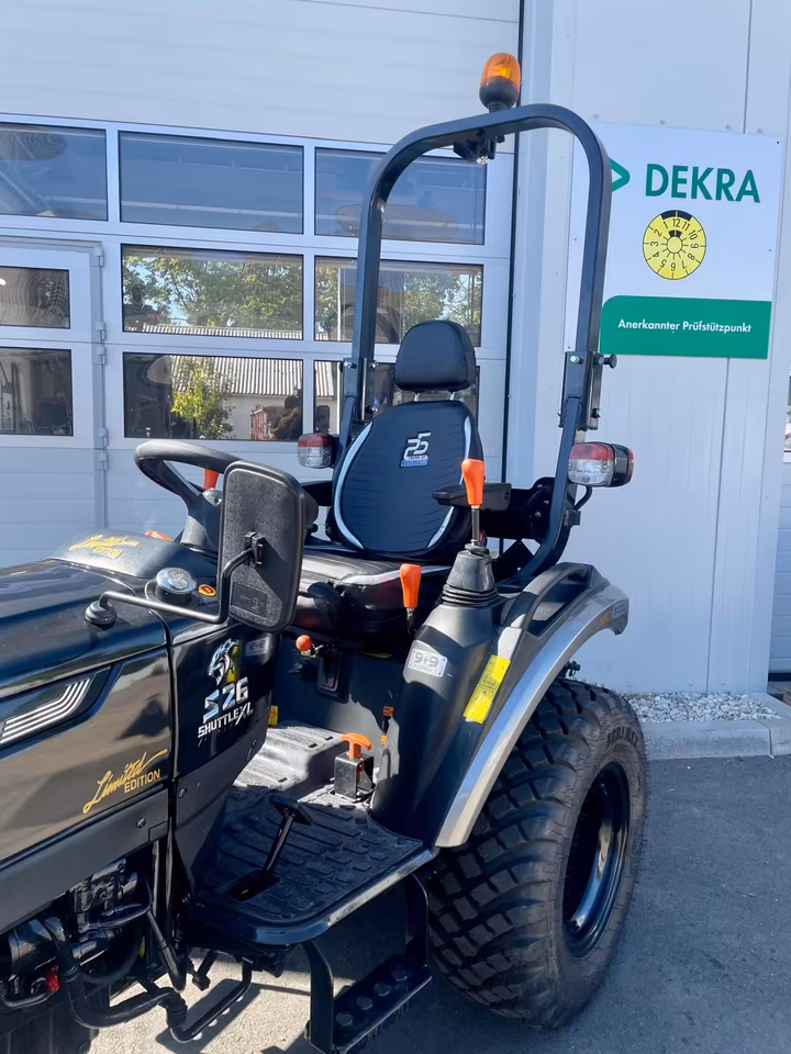 Solis 26 9+9 Panther – Tracteur compact de 26 ch avec transmission 9V/9R et transmission intégrale