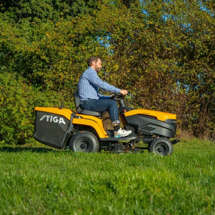 STIGA Akku-Rasentraktor Estate 384e – 84 cm – 56V – 3,0 kW – Mulchkit & Anhängerkupplung – ohne Akku