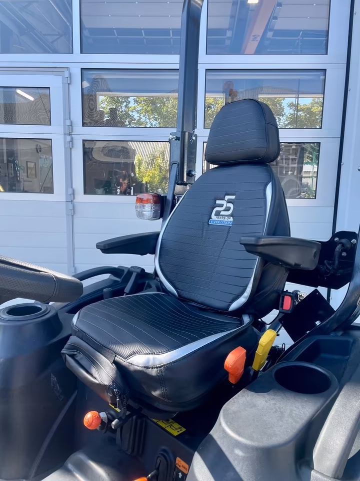 Solis 26 HST Panther – Tracteur compact de 26 ch avec transmission hydrostatique et transmission intégrale