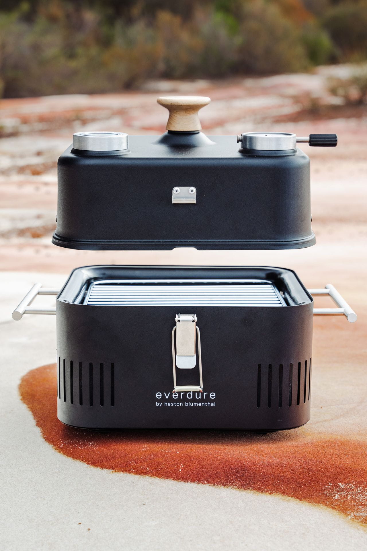 Everdure CUBE 360 - Tragbarer Holzkohlegrill mit Haube & Thermometer