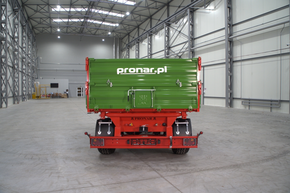 landwirtschaftsanhänger, containeranhänger, grüner container, rotunterbau, industrieller innenraum