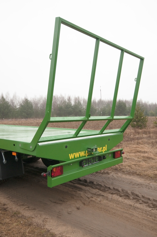 grüne Farbe, Landwirtschaftsanhänger, Heckplattform, Stahlrahmen, Rückansicht