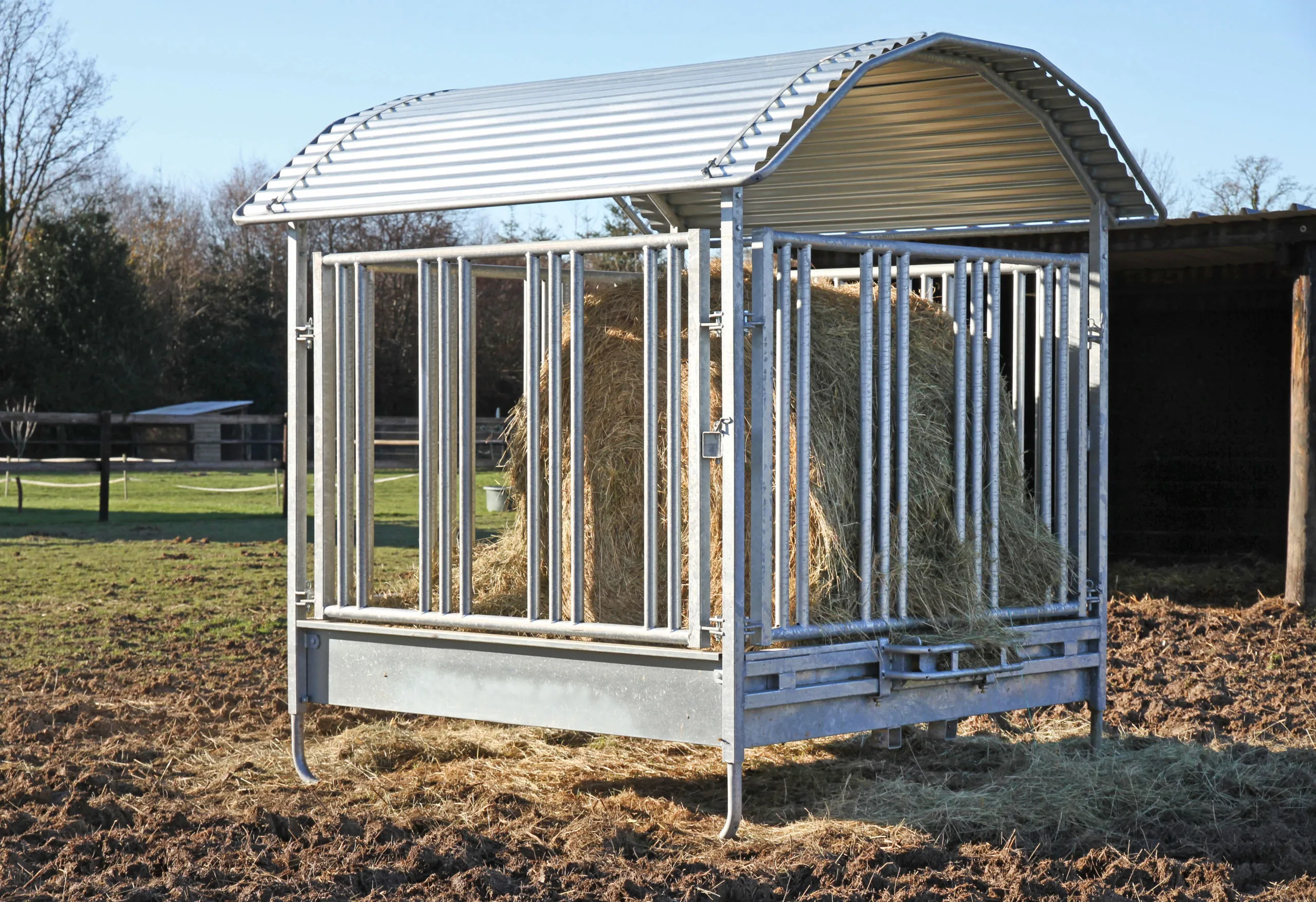 Pferde Viereckraufe 2x2 m mit Sicherheitsfressgitter – Heuraufe für Rundballen & Rechteckballen