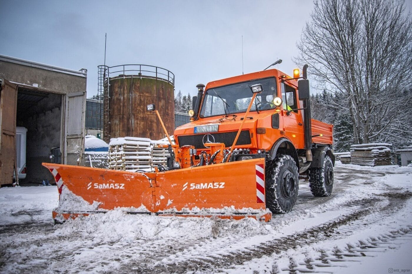 Schneepflug, Schneepflug-Traktor, Offroad-Fahrzeug, Winterdienst, Große Räder