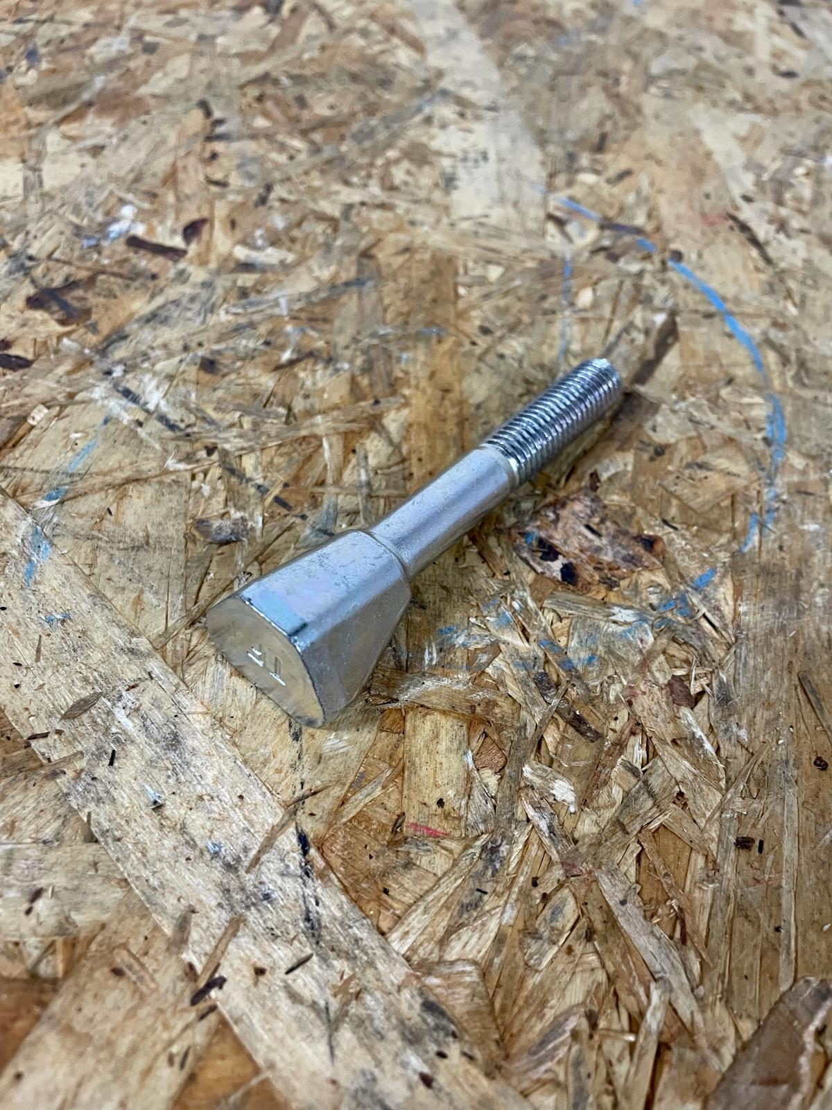 BL18429 Amazone Keilschraube 10x83/33 - 3884300