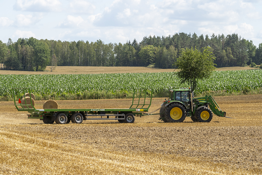 Traktor, Traktor mit Anhänger, Landwirtschaft, Felder, Strohballen