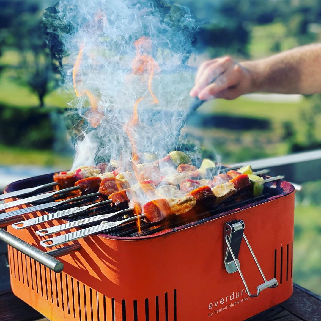 Everdure CUBE Tragbarer Holzkohlegrill – Kompakt & Mobil | Farbe: stone