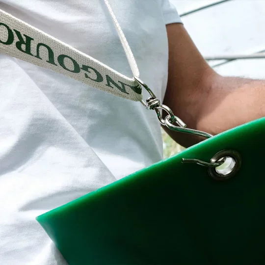 grüne tasche, schultertasche, crossbodytasche, metallisches label, weißes hemd