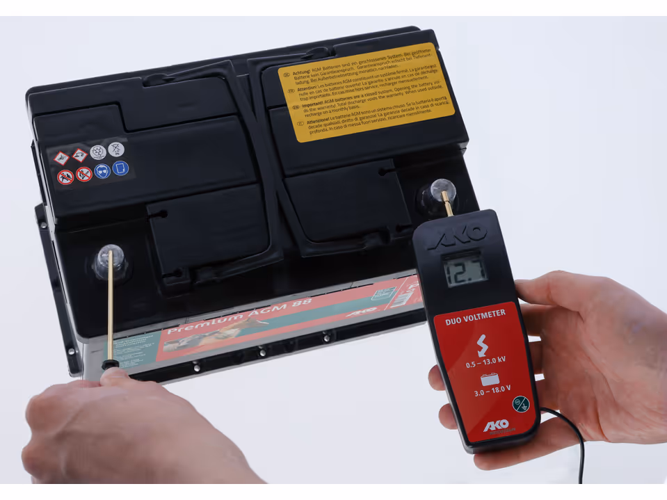 AKO Digital Voltmeter,Mod.2022 inkl. Messung Batteries. 9/12V