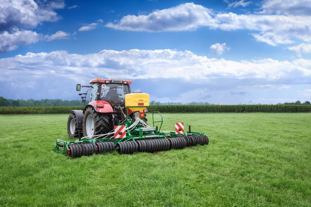 Düvelsdorf GREEN.RAKE combi mit Cambridgewalze Ø 460 mm – 4in1 Grünlandpflege