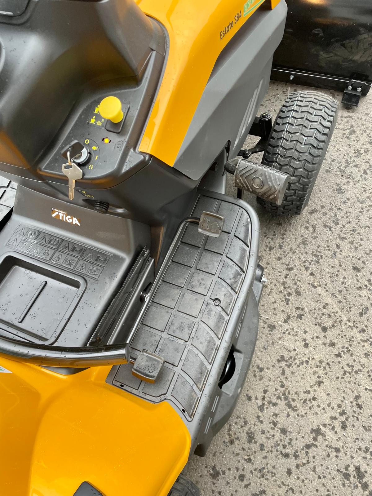 WINTERPAKET - Rasentraktor Stiga Estate 384 mit Schneeschild 107cm